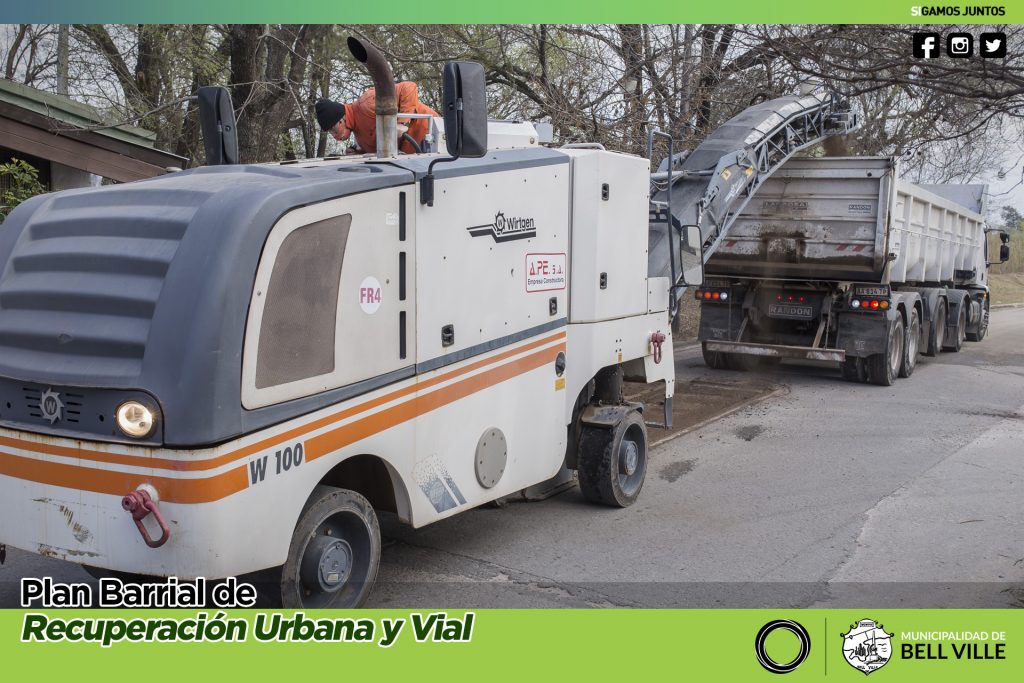 Intensivo trabajo de bacheo de calles de asfalto.