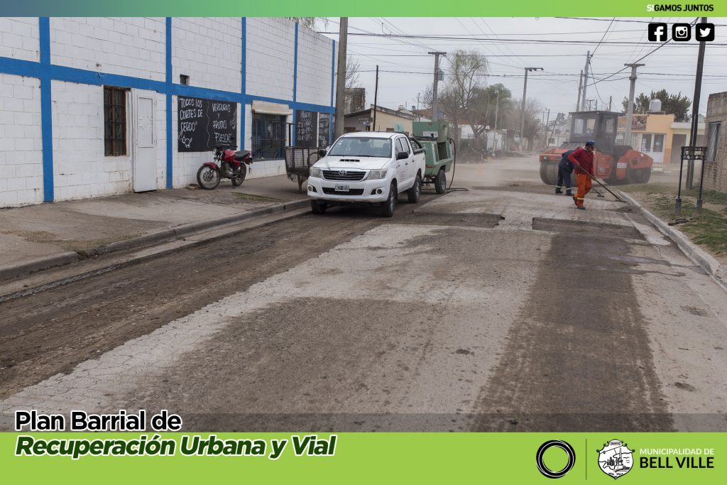 Prosigue el bacheo de calles de asfalto.