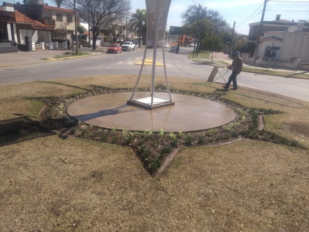 Trabajos de la Guardia Urbana en las rotondas de la ciudad.