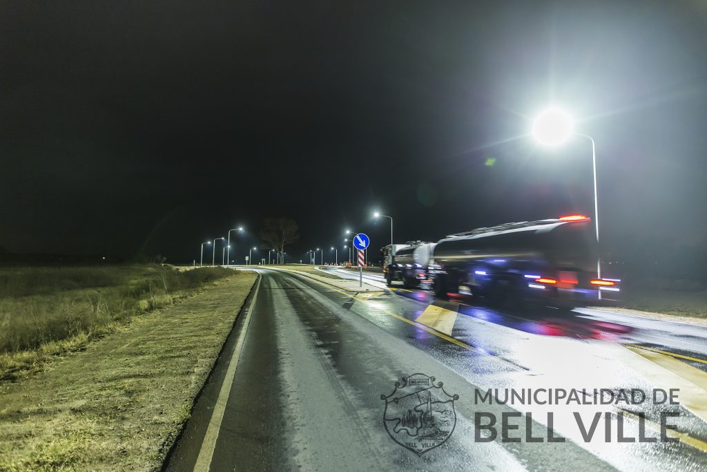 Ya funcionan las luminarias del acceso a calle Córdoba por Circunvalación.