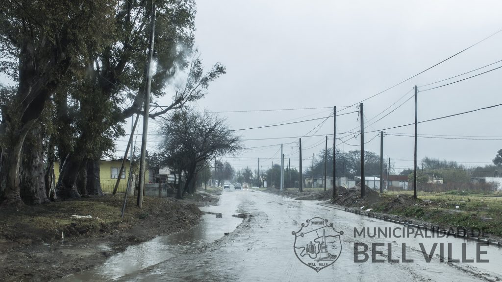 Otra vez la basura arrojada en la vía pública complicó el desagüe en algunos lugares.