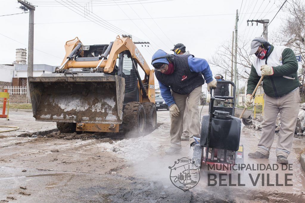 Comenzó la reconstrucción de la bocacalle de San Luis y Echeverría y limpieza del canal.