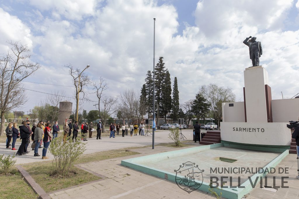 En el acto del Día del Maestro se descubrió una placa a 150 años de la llegada de Sarmiento a Bell Ville.