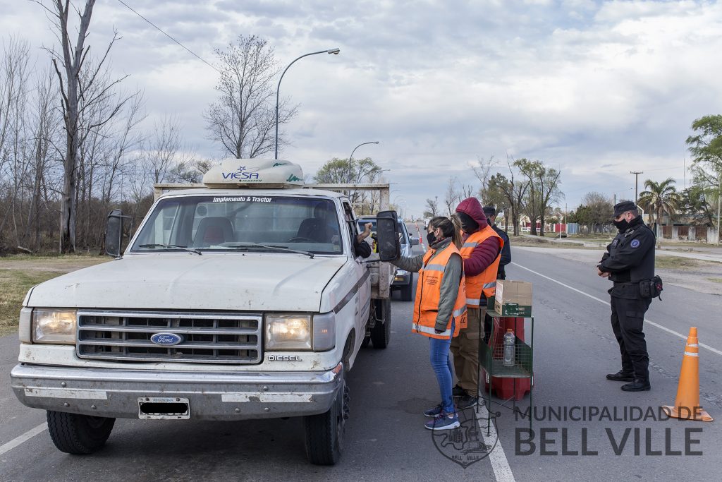 Hoy comenzaron los voluntarios en los controles de acceso a la ciudad.