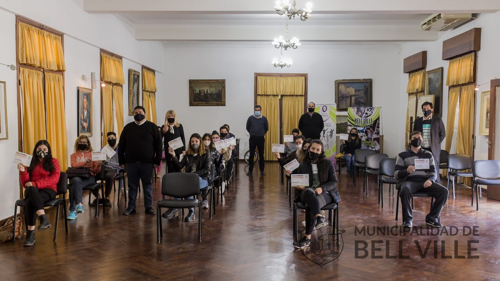 Esta mañana se entregaron 75 becas municipales para estudiantes terciarios y universitarios.