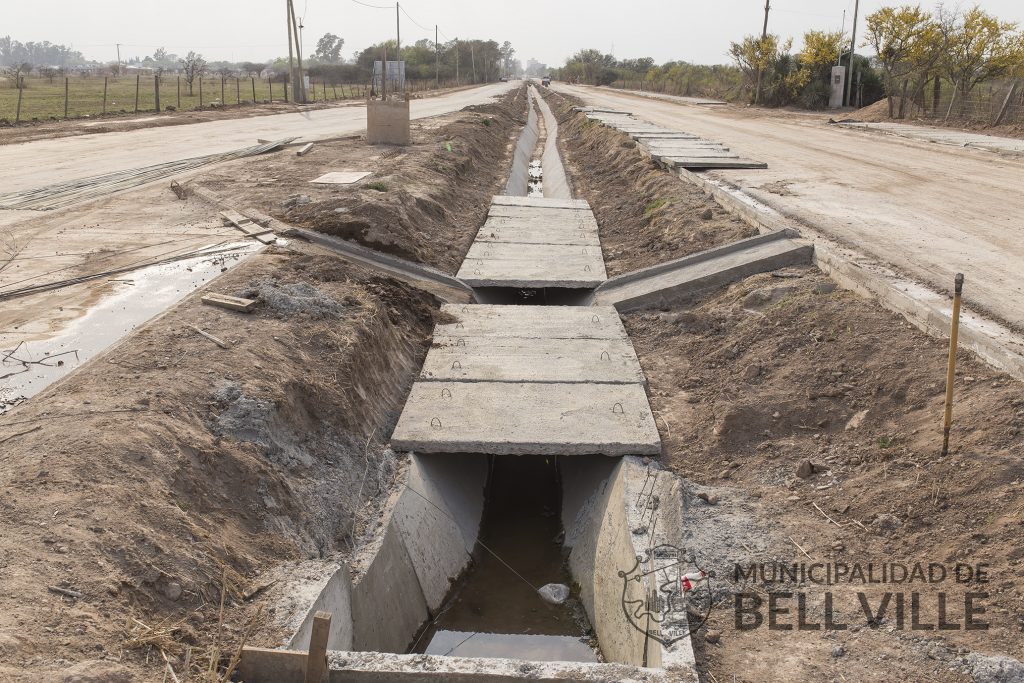 Se trabaja en el canal de desagüe central del acceso Oeste de la ciudad.