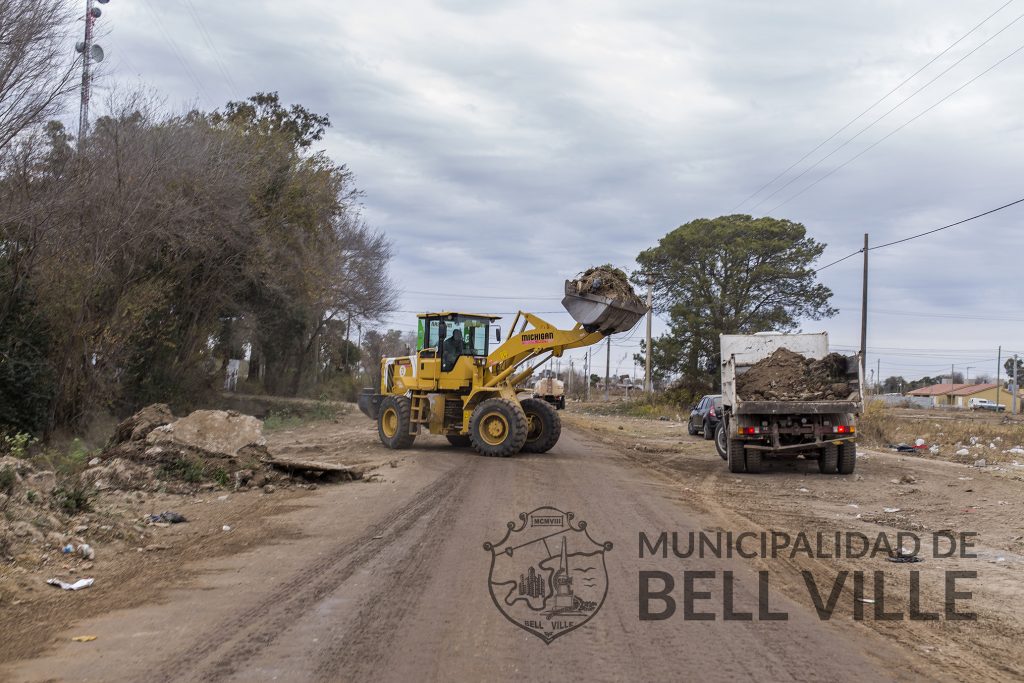 Gran cantidad de basura se extrae de las banquinas de calle Perito Moreno.