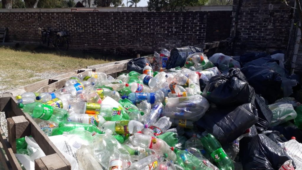 Continúa el canje de botellas plásticas vacías por módulos alimenticios.