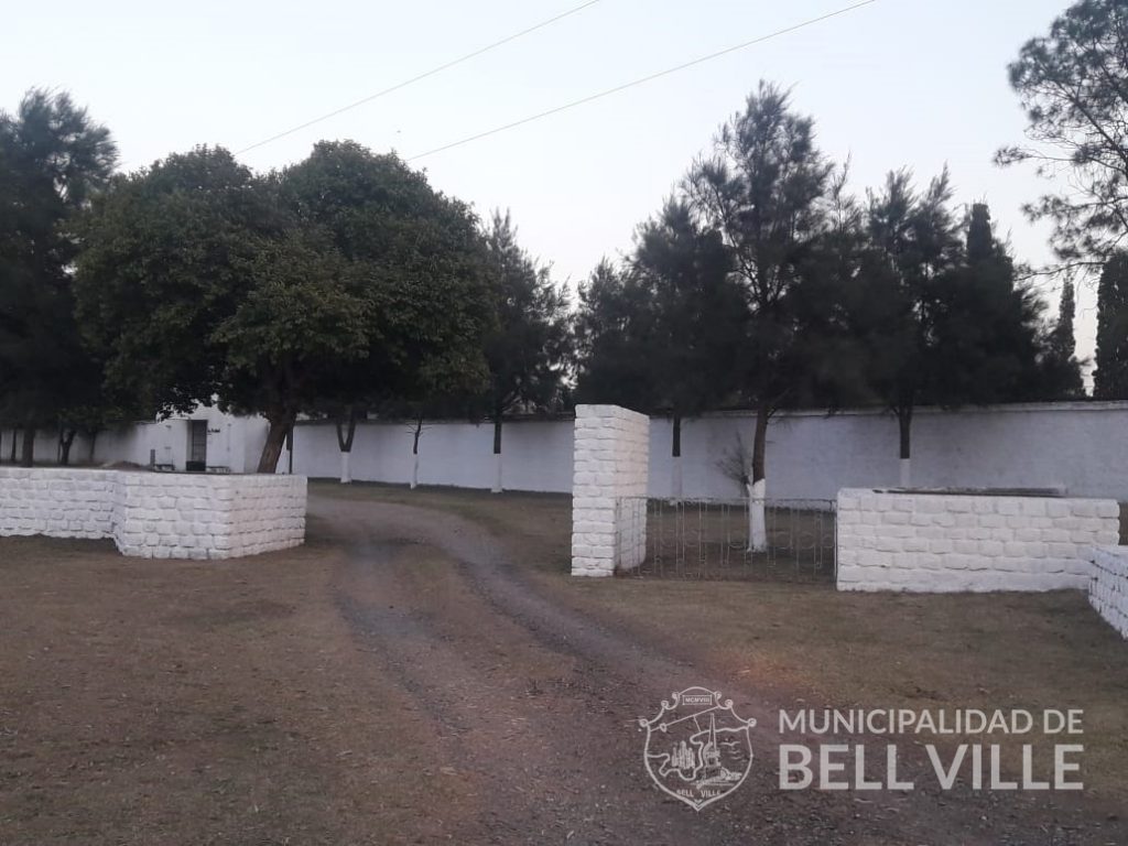 Tareas de mantenimiento en el cementerio La Piedad.