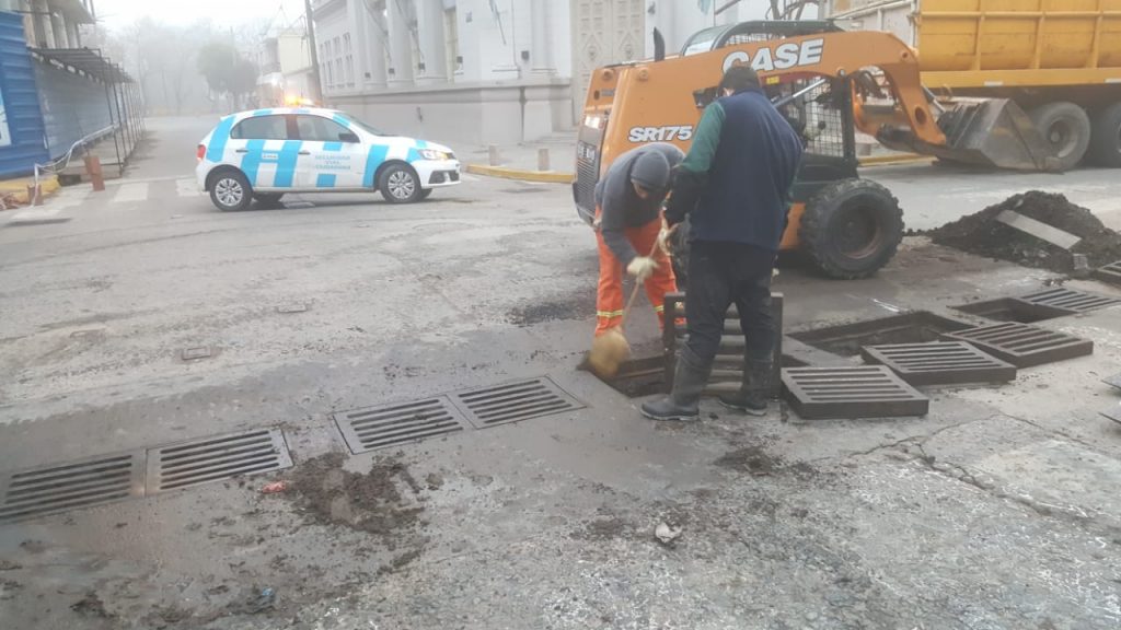 Limpieza de las bocas de tormenta de calles Córdoba y Belgrano.