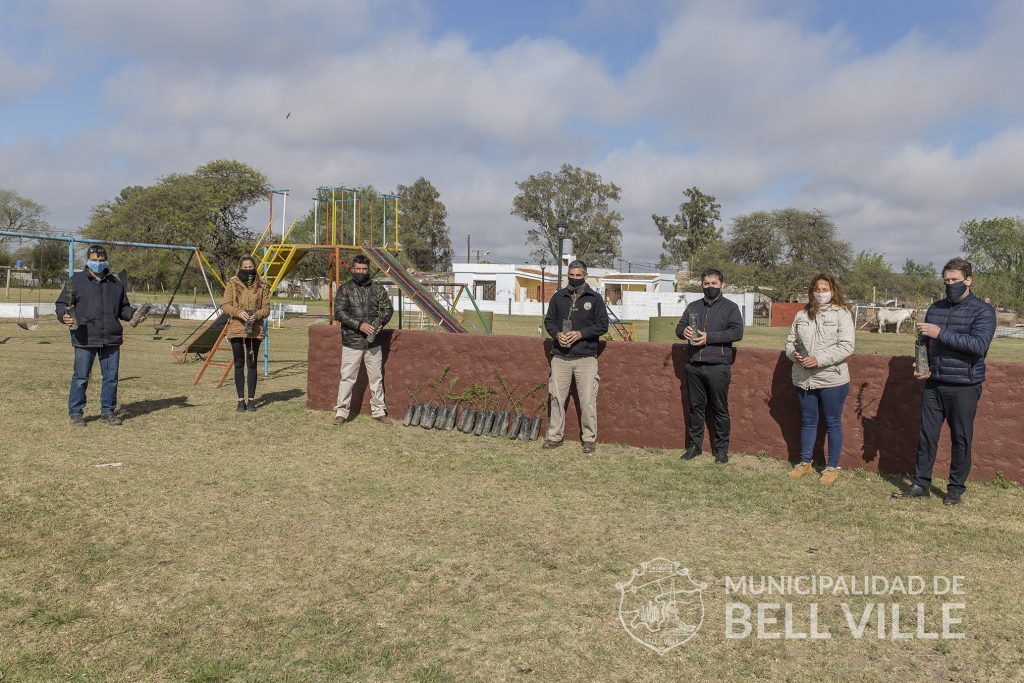 Con la entrega de árboles el municipio bellvillense se sumó al cumpleaños 107 de Cintra.