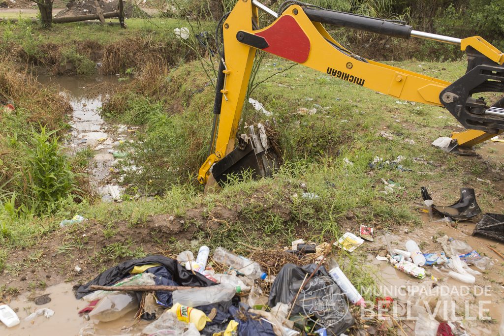 Con la lluvia, surge el problema de siempre: basura en los canales.