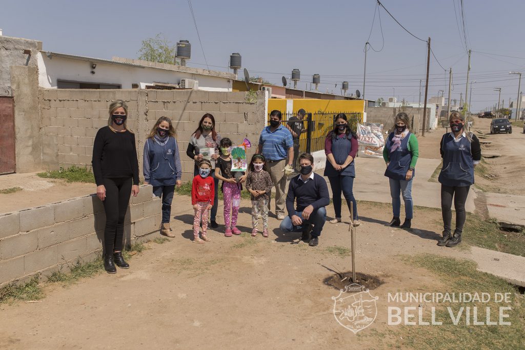 El intendente acompañó la iniciativa de la Casa del Niño de plantar árboles en las viviendas de los pequeños.