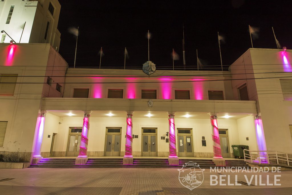 El frente del edificio municipal luce de color rosa en adhesión al mes de lucha contra el cáncer de mama.