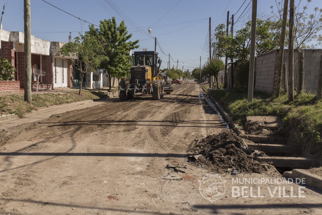 Levantado el deteriorado asfalto ya se afirmó un tramo de la calle 25 de Mayo.