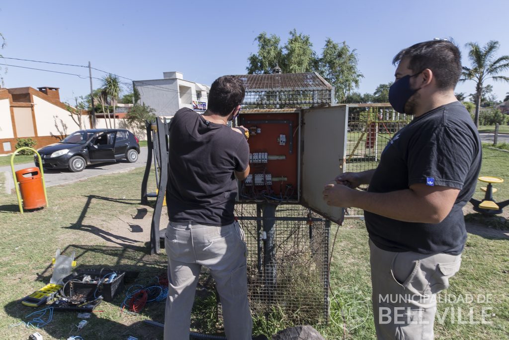 Destrozos en un tablero eléctrico de la Municipalidad.