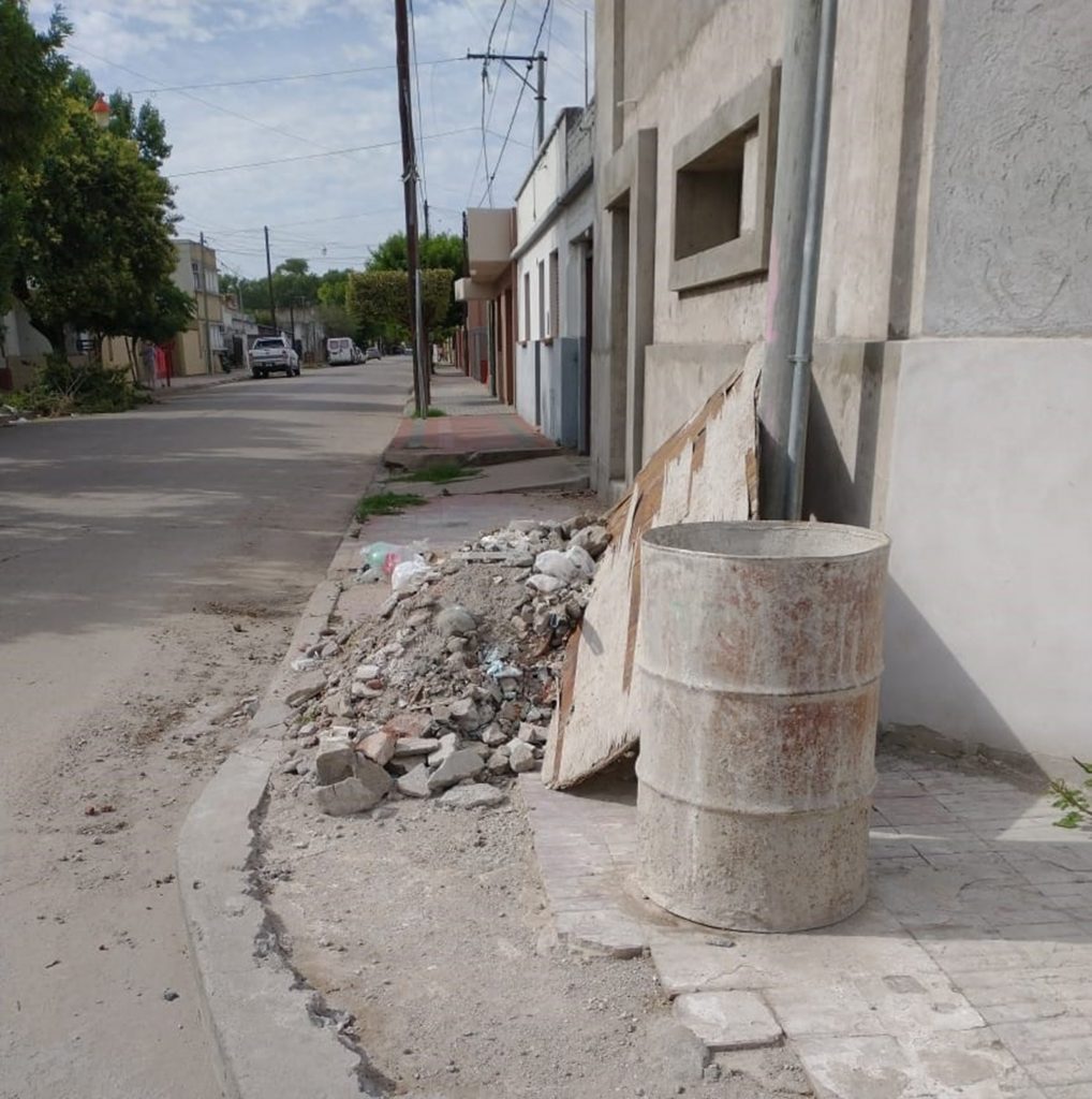 Está prohibido arrojar agua de piletas a la vía pública.