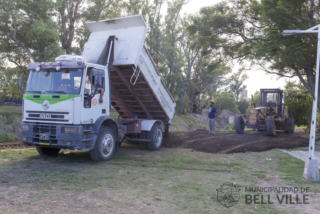 Incorporan tierra a un sector del Paseo Tucumán.