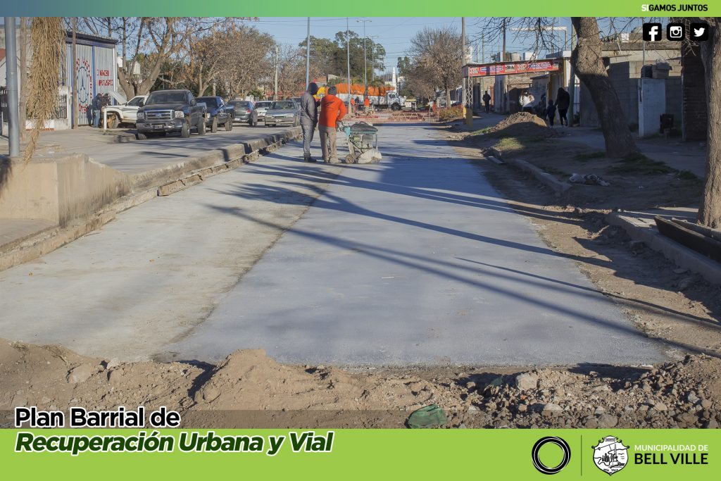 Está concluyendo otro importante tramo de pavimento con hormigón en bulevar Eva Perón.