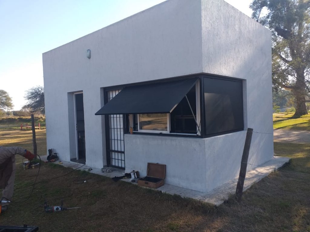Medidas de seguridad en la casilla de control de la Pista de Atletismo.