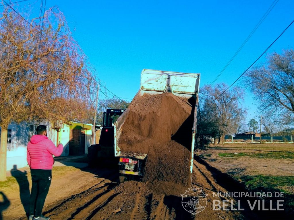 Se disponen de cuadrillas municipales para el permanente arreglo de calles de tierra.