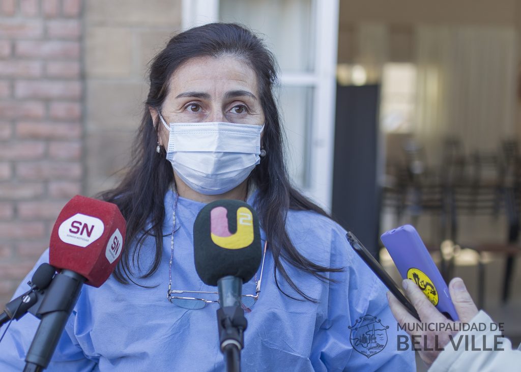 Personal de la Dirección de Salud está vacunando a domicilio contra el Covid-19.