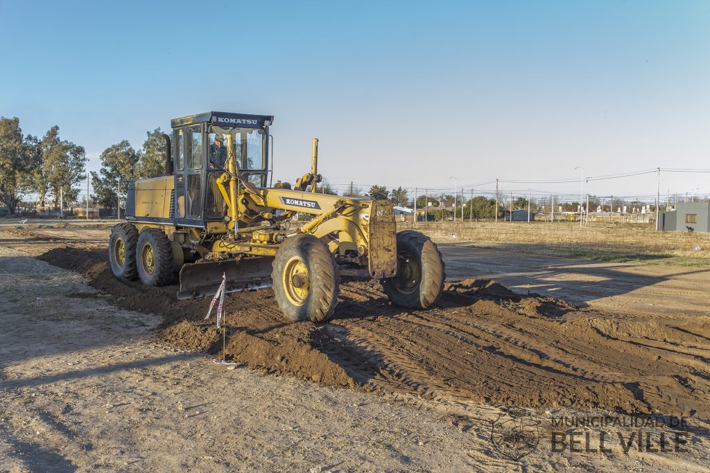 Se nivela el terreno para construir el playón deportivo en el barrio Malvinas Argentinas.