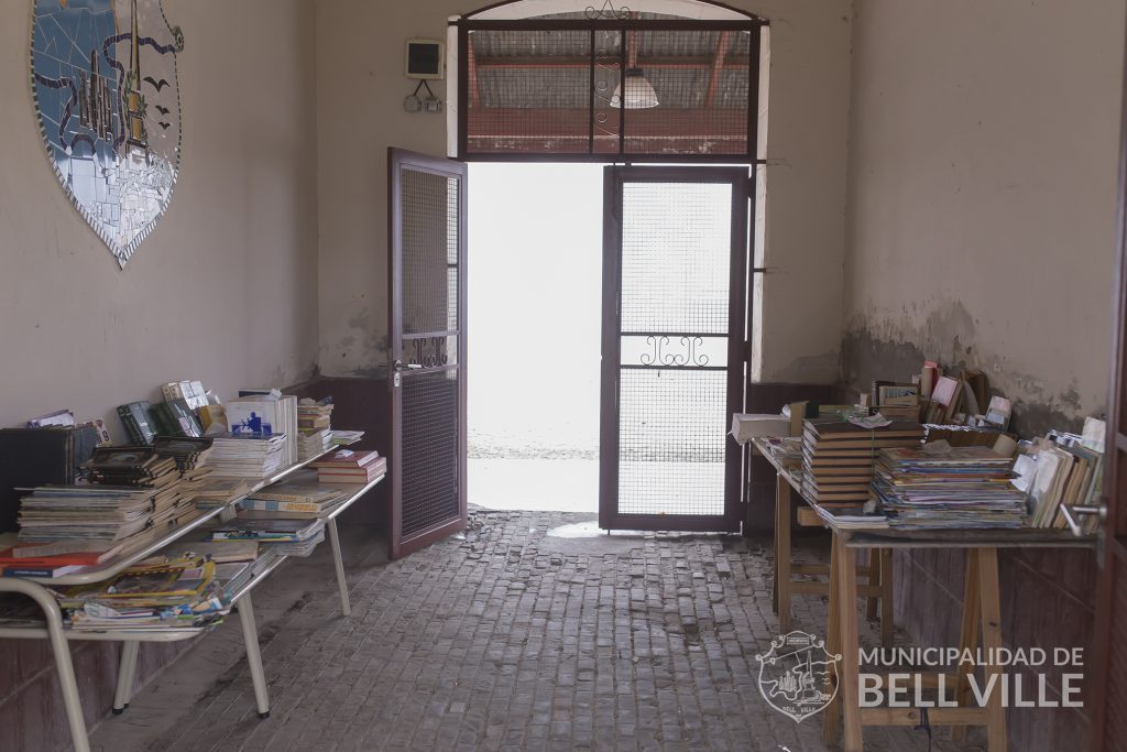 Donación de libros en la Biblioteca La Posta.