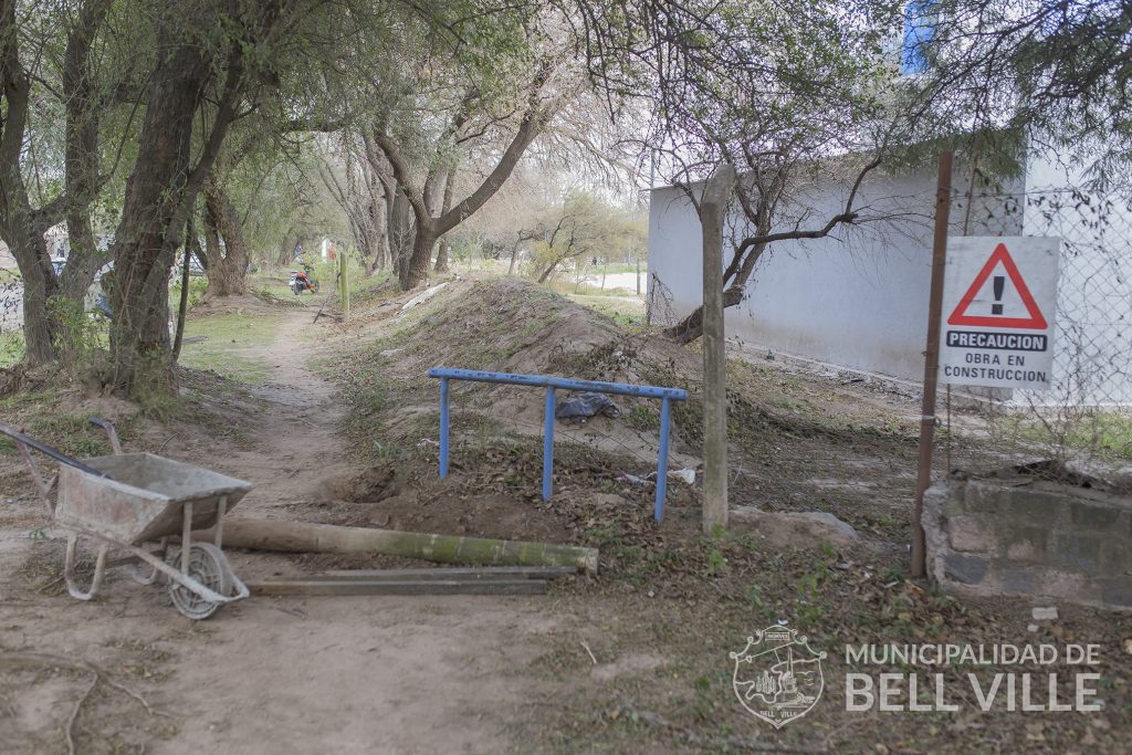 Se inició la obra de continuación de la pirca del Parque Tau.