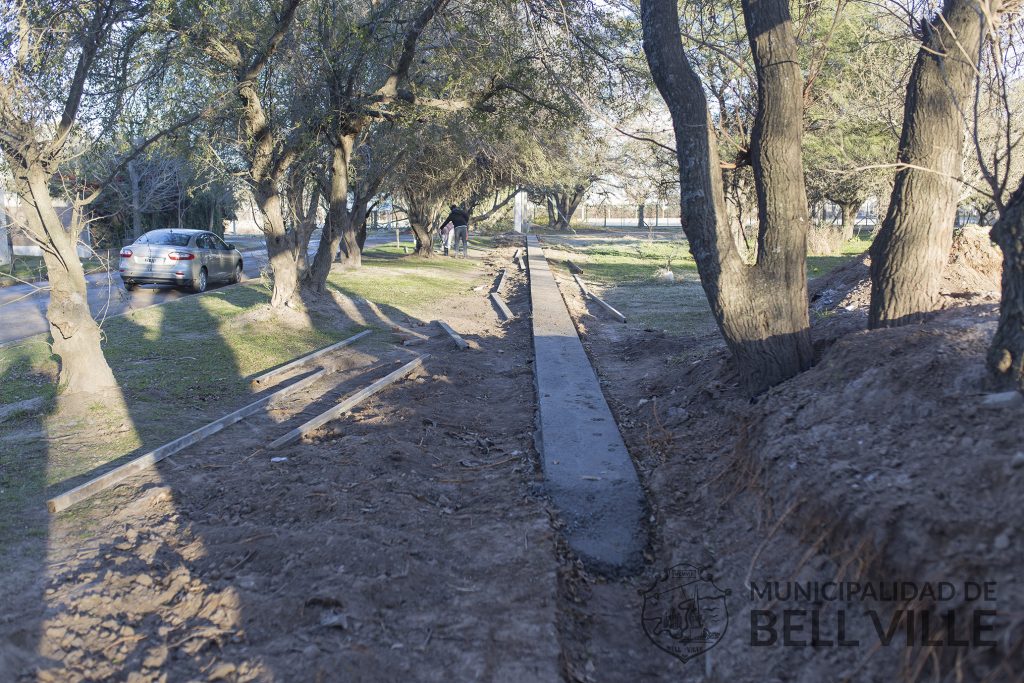 Comenzaron a construir las bases para proseguir con la pirca en el perímetro del Parque Tau.