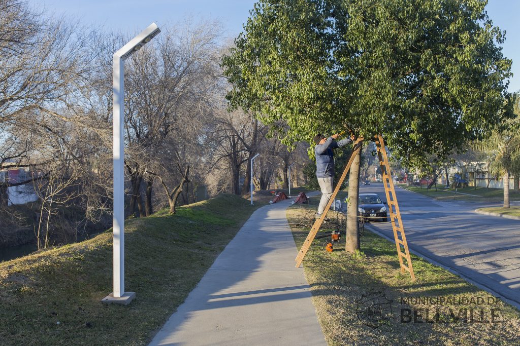 Se cumplen tareas de mantenimiento en el sector de la avenida Faustino Molina.