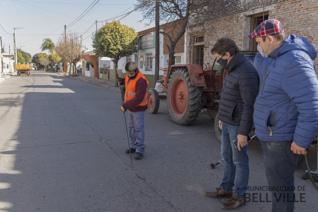 Se está llevando a cabo el tomado de juntas en calles de hormigón.