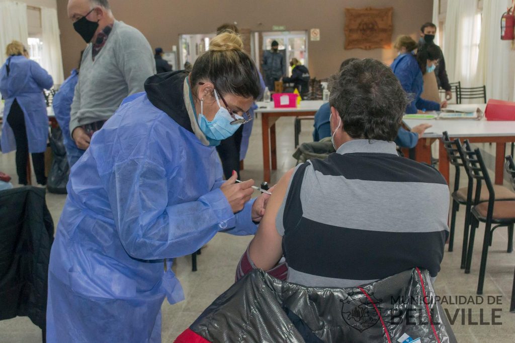 Entre ayer y hoy 702 vecinos fueron vacunados contra el Covid 19