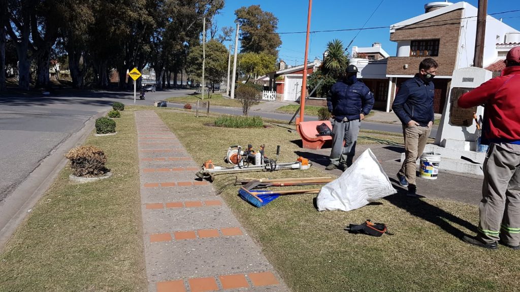 Trabajos de limpieza y desmalezamiento en la avenida Faustino Molina