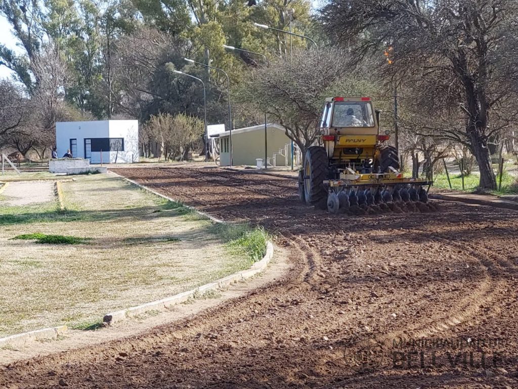 Arreglos varios en la pista municipal de atletismo.