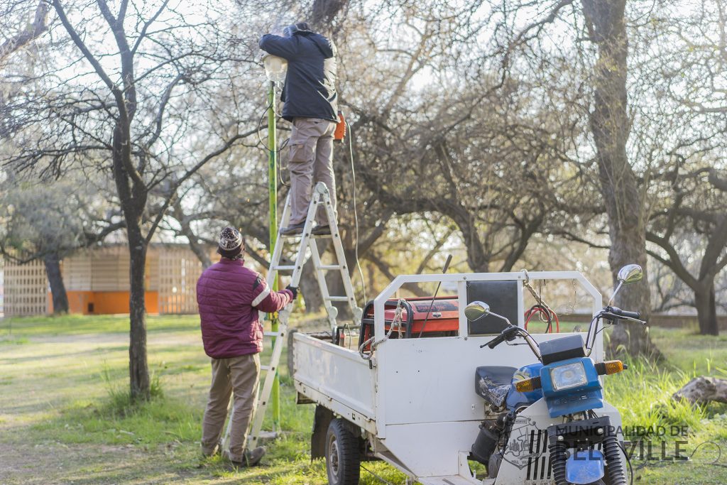 Se continúa con la adecuación eléctrica en el Parque Tau