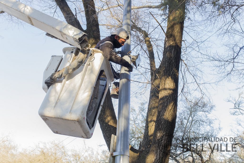 Avanza la pintura de columnas de alumbrado público y semáforos en toda la ciudad.