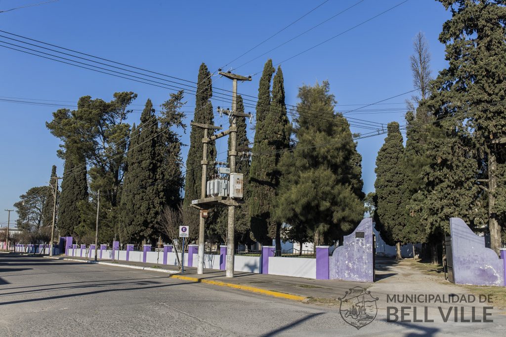 Se está pintando el frente del Cementerio San Gerónimo.