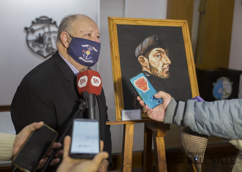 El pintor bellvillense donó a la Municipalidad un retrato de Walter de Navazio.