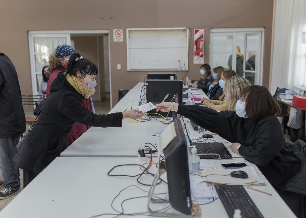 En el vacunatorio municipal hoy se inocularon a 575 personas y mañana sigue el operativo.