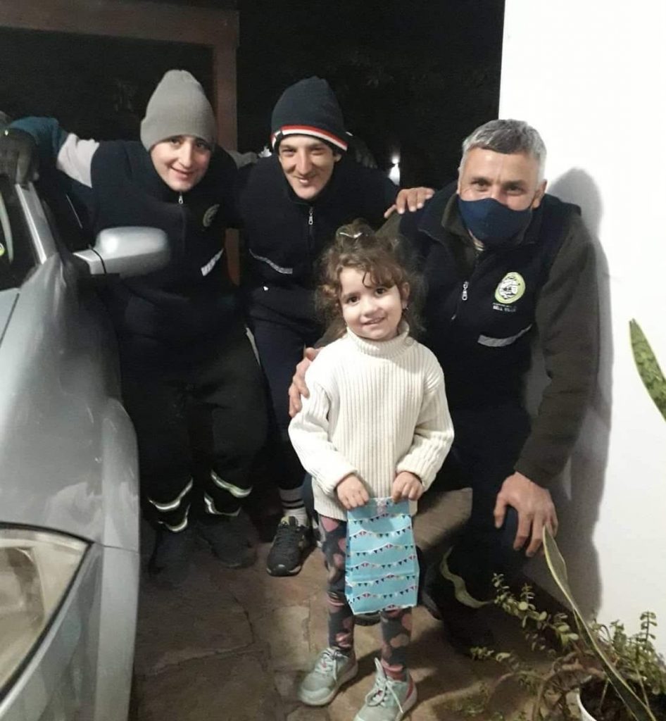 Los recolectores municipales de residuos tuvieron un hermoso gesto con niños de la ciudad