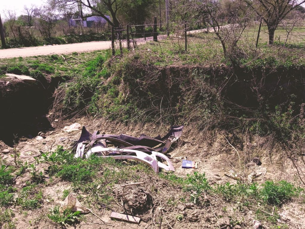 El recurrente problema de la basura en los canales de desagües