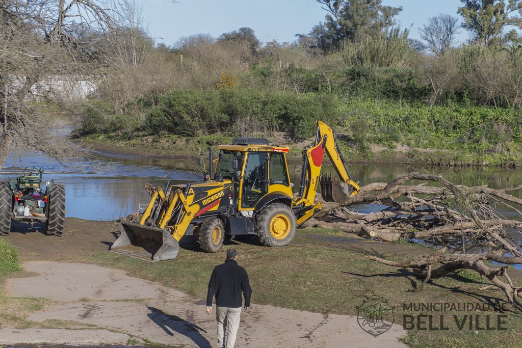 Extraen un árbol seco de la playa del balneario El Diquecito
