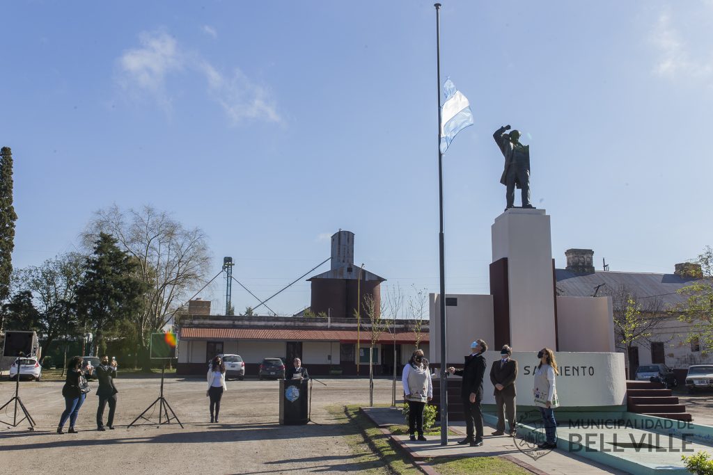 Con el acto del Día del Maestro, volvieron las banderas de las escuelas y la banda de música