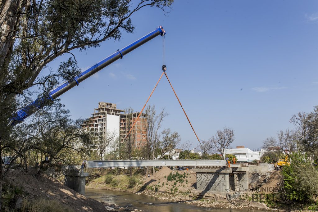 Están instalando las vigas del puente que unirá las avenidas Güemes y Roldán