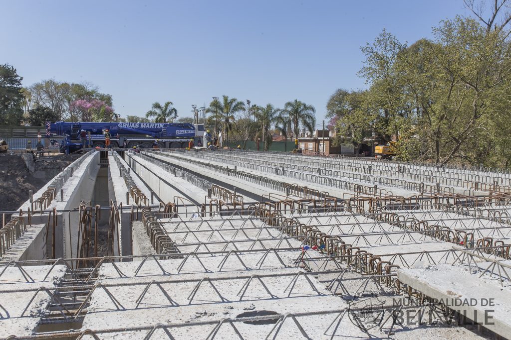 Al puente en construcción se le están agregando las prelosas sobre las vigas recién instaladas