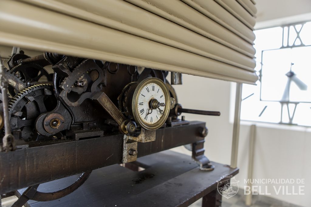 Se está restaurando el reloj instalado en la torre del edificio municipal