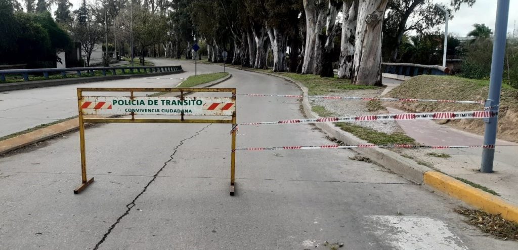 El fuerte viento de la víspera y hoy provocó daños en la ciudad sin afectar a las personas