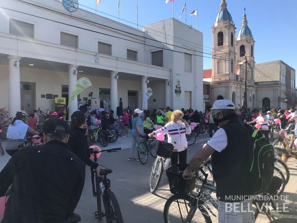 Cerca de 200 ciclistas participaron de la bicicleteada por el Día de la Madre