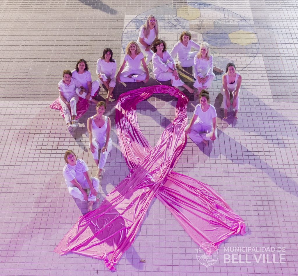 Notable espectáculo con expresión corporal, sonidos y colores frente al edificio municipal